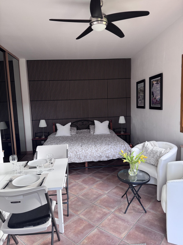Lit XL spacieux et confortable - © Baker 2026 Lit XL spacieux et confortable