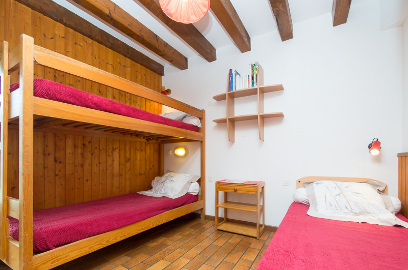 Chambre 2 = 2 lits superposés + 1 lit simple en 90cm avec porte ouvrant sur petit jadin , soleil levant - © Gîtes de France Chambre 2 = 2 lits superposés + 1 lit simple en 90cm avec porte ouvrant sur petit jadin , soleil levant
