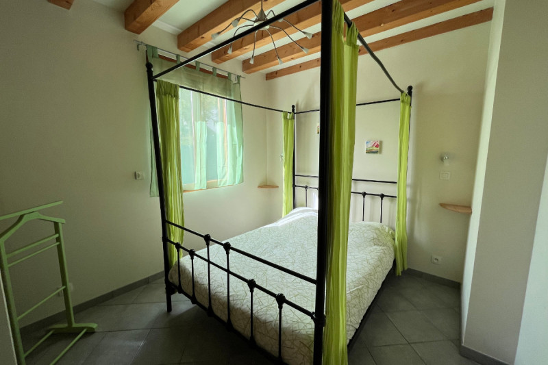 Chambre en rez-de-chaussée - © Clévacances Chambre en rez-de-chaussée