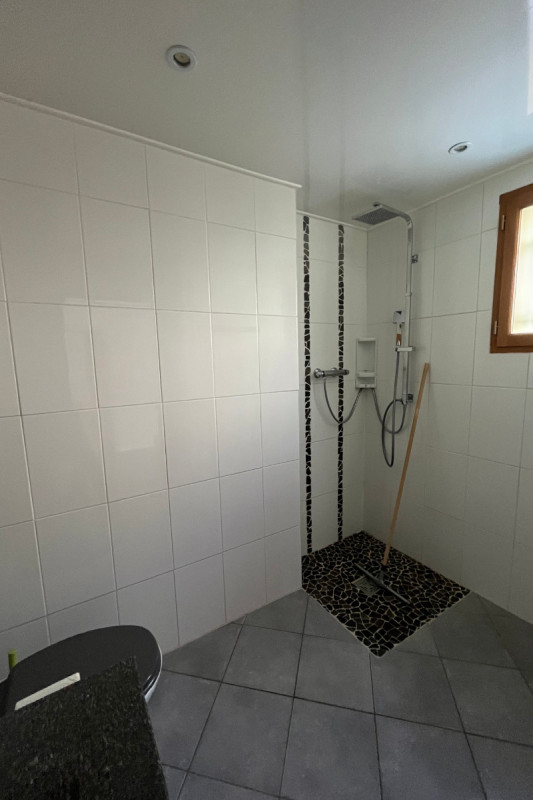 douche italienne rez-de-chaussée - © Clévacances douche italienne rez-de-chaussée