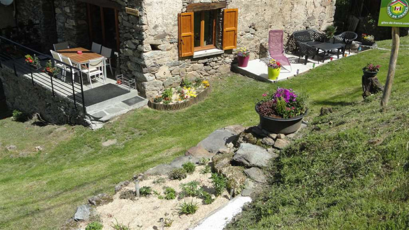 terrasse côté et entrée avant - © Gîtes de France terrasse côté et entrée avant
