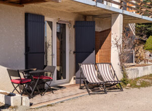 la_terrasse_avec_ses_transats_300x220.jpg - © Le Petit Roc la_terrasse_avec_ses_transats_300x220.jpg