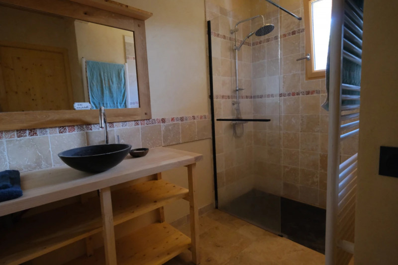 Salle de bain à l'italienne - © Salamandre du Glésy Salle de bain à l'italienne