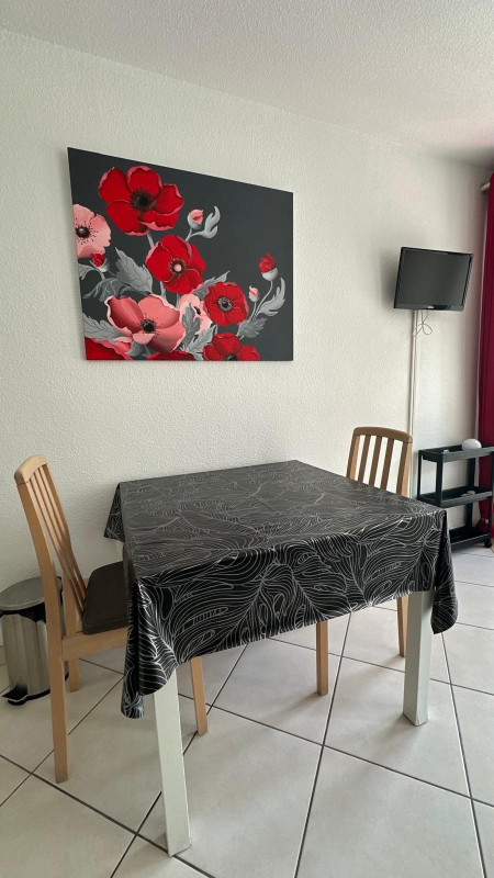 Table à manger - Studio Thermotel n°206 - Uriage - © ok Table à manger - Studio Thermotel n°206 - Uriage