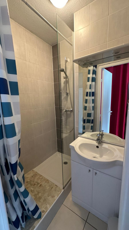 Salle de bain - Studio Thermotel n°206 - Uriage - © ok Salle de bain - Studio Thermotel n°206 - Uriage