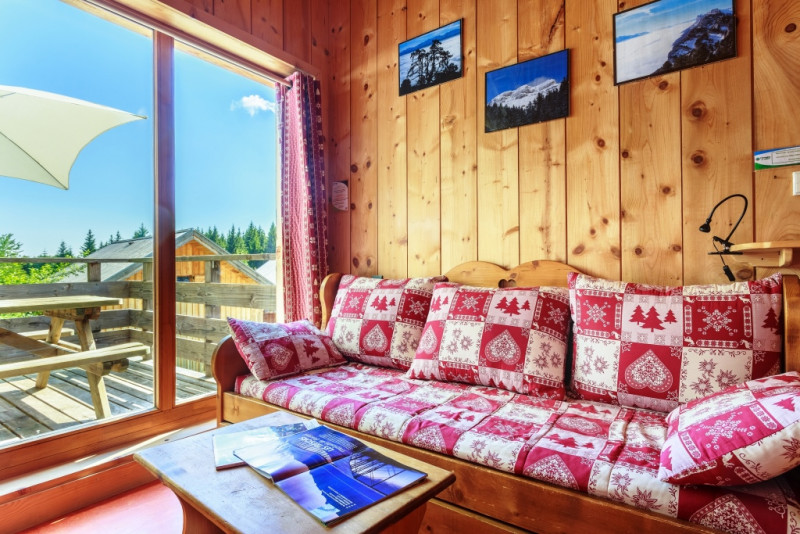 salon gite chalet nid nichoir montagne