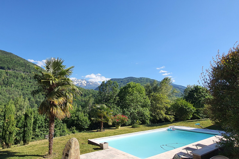 Grande piscine privée avec vue imprenable sur les montagnes - © Gîtes de France Grande piscine privée avec vue imprenable sur les montagnes