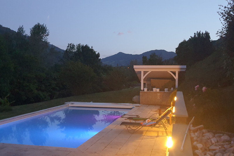 Piscine éclairée - © Gîtes de France Piscine éclairée