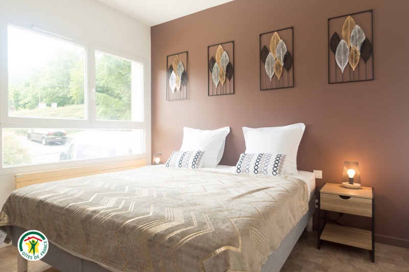 Chambre 2 (Lit 180x200, 1 lit 90x200) - © Gîtes de France Chambre 2 (Lit 180x200, 1 lit 90x200)
