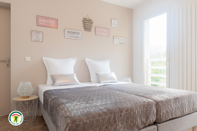 Chambre 3 (Lit 180x200, 1 lit 90x200) - © Gîtes de France Chambre 3 (Lit 180x200, 1 lit 90x200)
