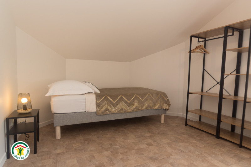 Chambre 2 (Lit 180x200, 1 lit 90x200) - © Gîtes de France Chambre 2 (Lit 180x200, 1 lit 90x200)