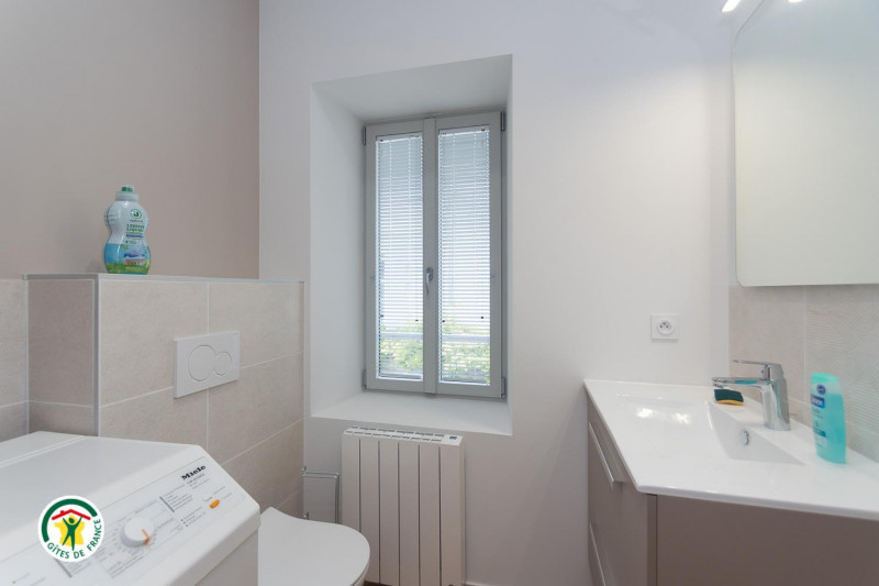 A l'étage, salle d'eau-wc & l.linge - © Gîtes de France A l'étage, salle d'eau-wc & l.linge