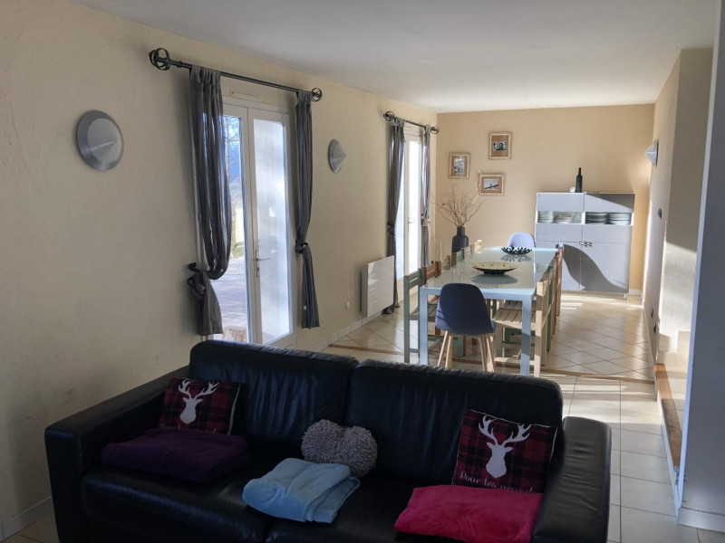 Salle à manger spacieuse, salon avec cheminée
