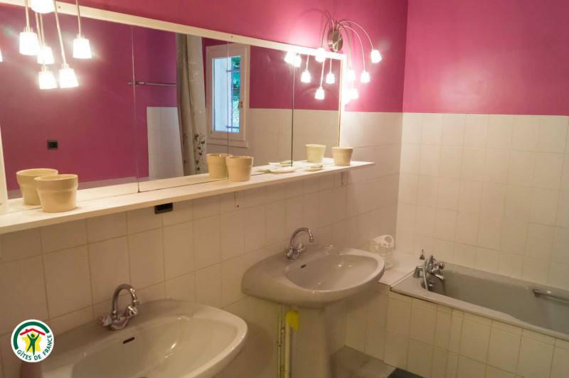 Salle de bain au rez-de-chaussé avec baignoire.