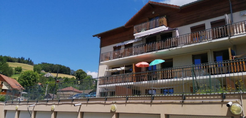Le balcon avec ses 2 parasols.