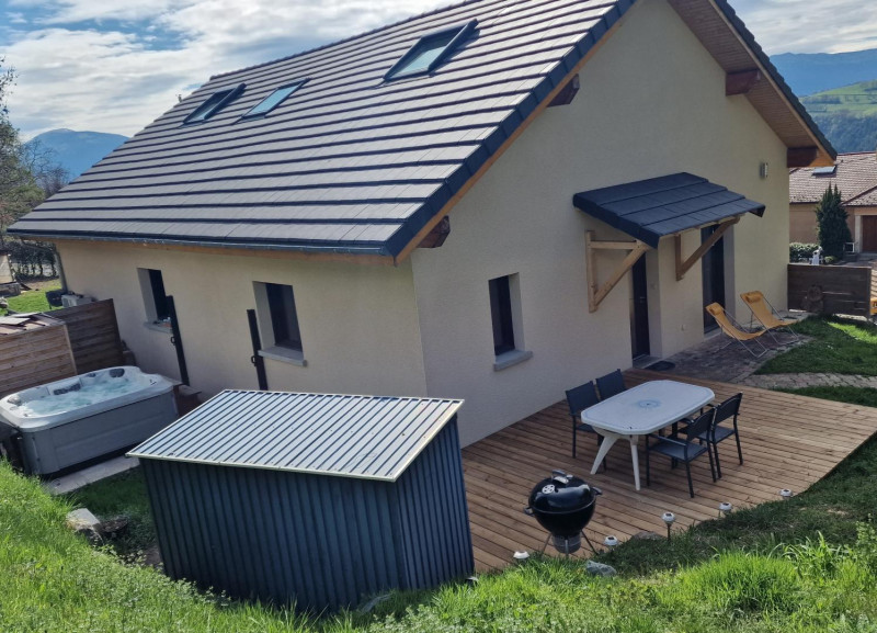 Nouveauté, la terrasse en bois pour passer de bons moments conviviaux. - © Gîtes de France Nouveauté, la terrasse en bois pour passer de bons moments conviviaux.