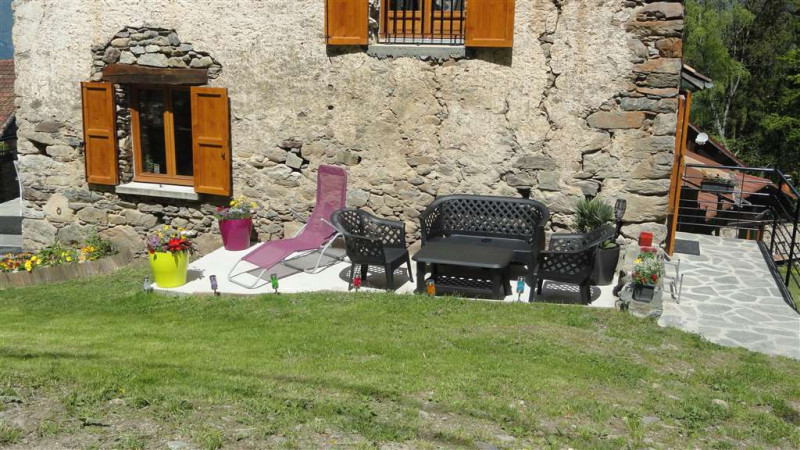 terrasse côté et entrée arrière - © Gîtes de France terrasse côté et entrée arrière