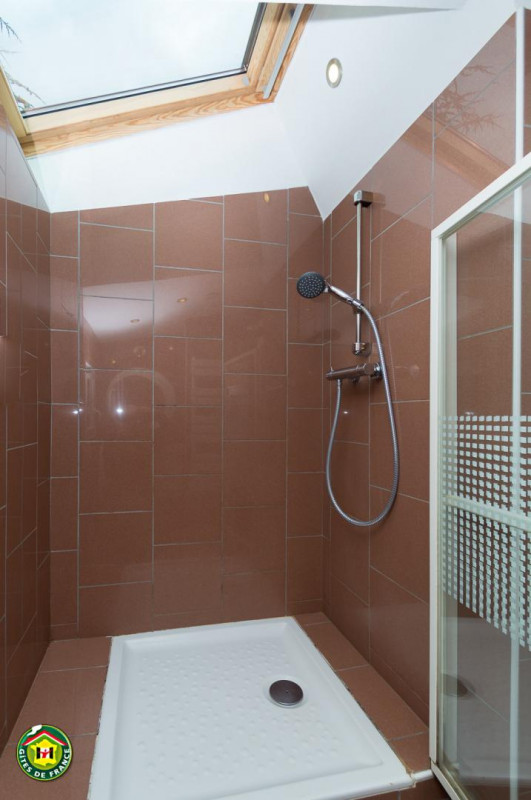 Grande douche lumineuse avec vue sur les étoiles