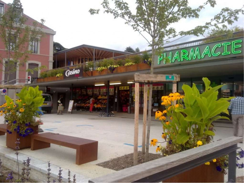 Commerces à proximité (200m) : supérette Casino, pharmacie, boulangerie pâtisserie , bar, presse, pizzéria...