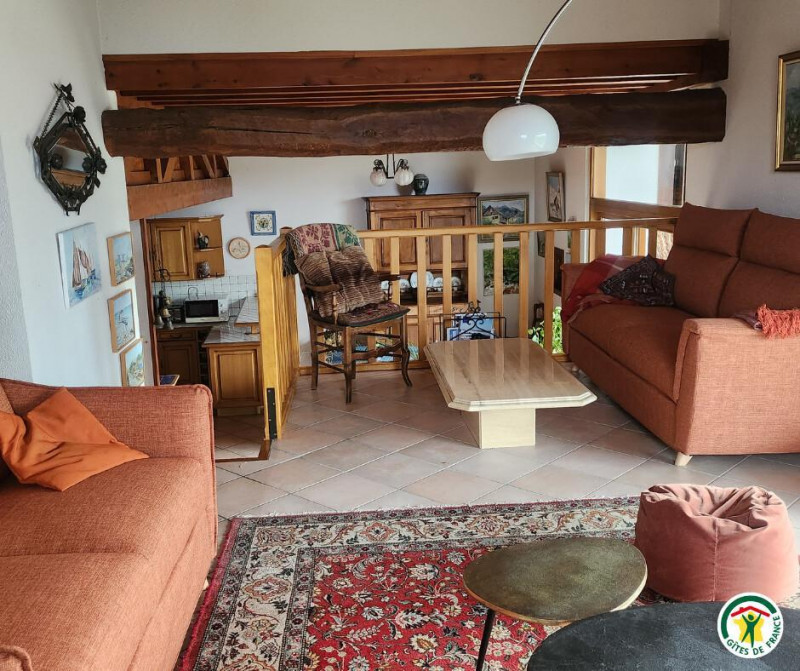 salon niveau 1 avec vue sur le séjour - © Gîtes de France salon niveau 1 avec vue sur le séjour