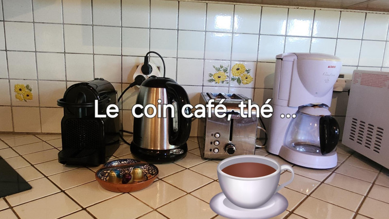 Café,thé...: nespresso petites cartouches, Café filtres numéro 4, bouilloire, grill pain - © Gîtes de France Café,thé...: nespresso petites cartouches, Café filtres numéro 4, bouilloire, grill pain