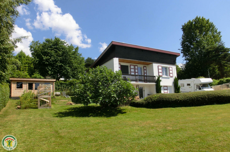 Vue d'ensemble terrain et maison - © Gîtes de France Vue d'ensemble terrain et maison