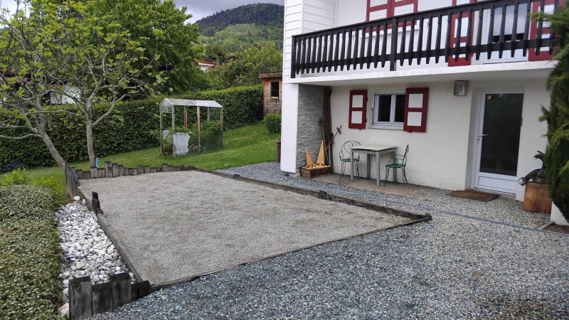 Terrain de boules et coin détente sous balcon. - © Gîtes de France Terrain de boules et coin détente sous balcon.