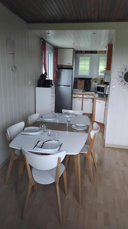 Table avec rallonge pouvant accueillir 6 /8 personnes. - © Gîtes de France Table avec rallonge pouvant accueillir 6 /8 personnes.