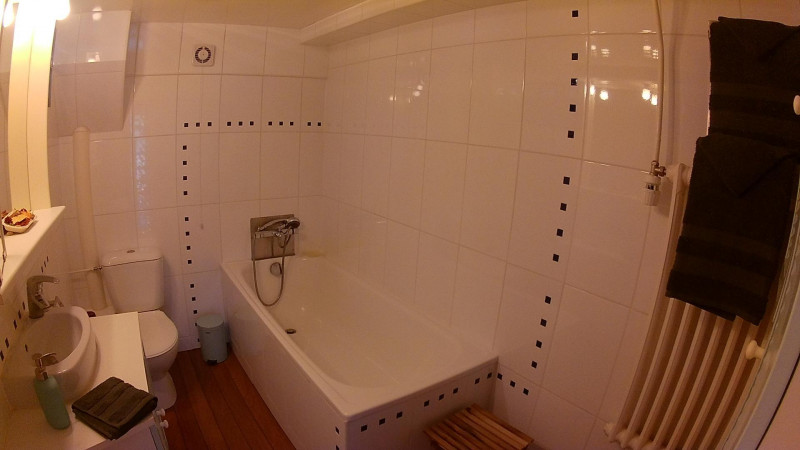 Sdb RDC. WC, baignoire et lave mains - © Gîtes de France Sdb RDC. WC, baignoire et lave mains