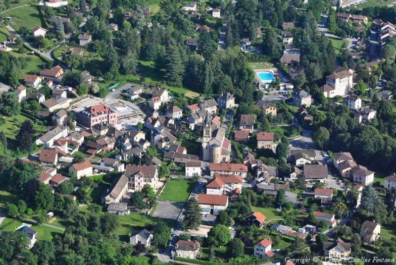 Centre du village et la piscine situés a environs 2kms du gite. - © Gîtes de France Centre du village et la piscine situés a environs 2kms du gite.