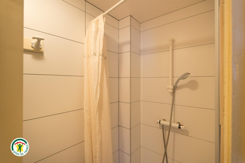 Cabine de douche au 1er, lavabos dans les chambres, wc sur le palier - © Gîtes de France Cabine de douche au 1er, lavabos dans les chambres, wc sur le palier