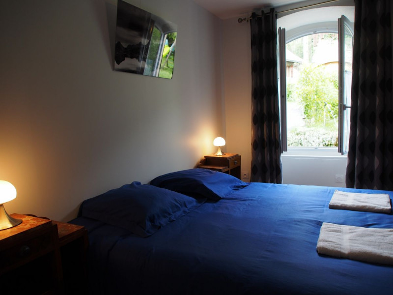 Rez-de-chaussée : Chambre 01 bleu adaptée PMR Mode 1 grand lit.
2 lits séparés possible - © Gîtes de France Rez-de-chaussée : Chambre 01 bleu adaptée PMR Mode 1 grand lit.
2 lits séparés possible
