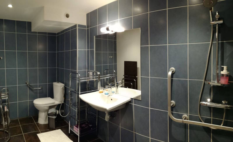 Rez-de-chaussée : salle de bain 01, adaptée PMR - © Henry Meilhac Rez-de-chaussée : salle de bain 01, adaptée PMR