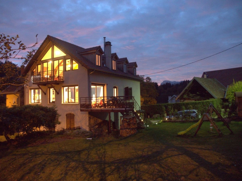le gîte à la tombée de la nuit - © Henry Meilhac le gîte à la tombée de la nuit
