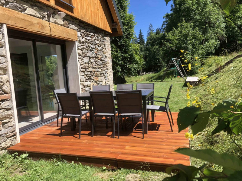 Terrasse et table de jardin, 8 personnes - © Gîtes de France Terrasse et table de jardin, 8 personnes