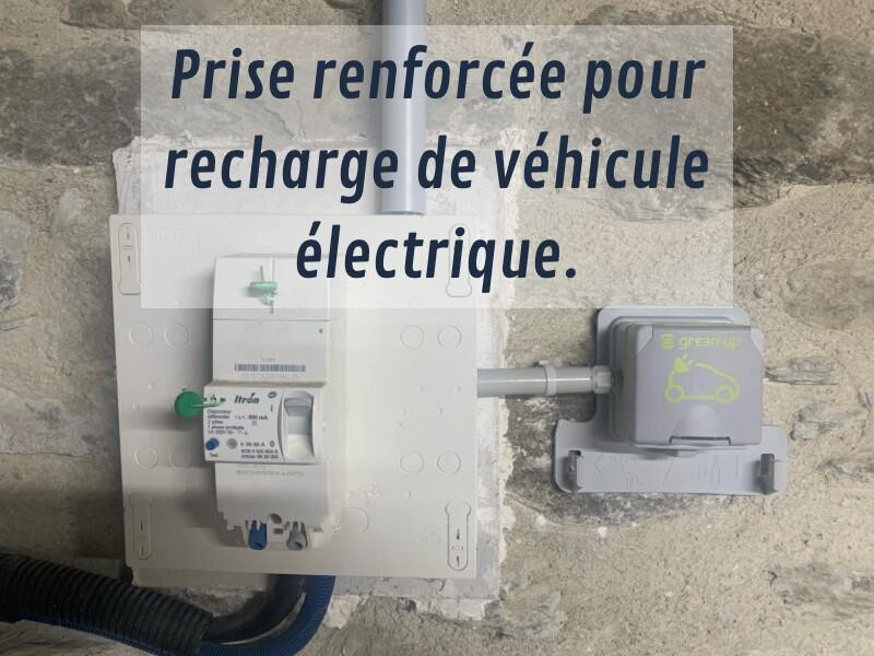 Prise renforcée pour une recharge lente (2,2 kW) à la maison, sans stress? - © Gîtes de France Prise renforcée pour une recharge lente (2,2 kW) à la maison, sans stress?