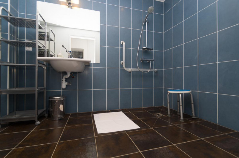 Salle de bain de 7 m& adapté PMR - © Gîtes de France Salle de bain de 7 m& adapté PMR