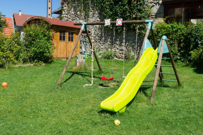 Jardin commune et jeux pour enfants - © Gîtes de France Jardin commune et jeux pour enfants