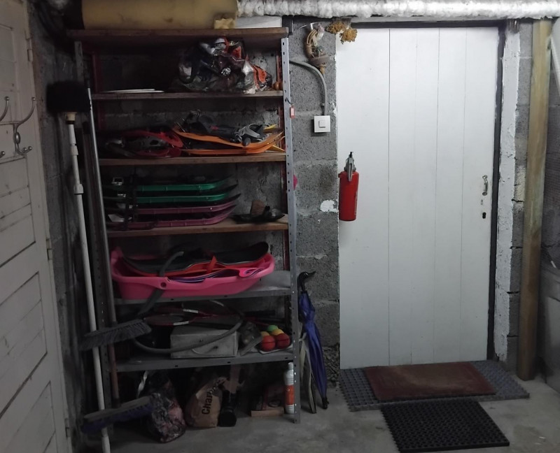 Matériels de loisires à disposition dans le garage. Raquettes neige, luge, pelles à neige, boules et raquettes badminton.