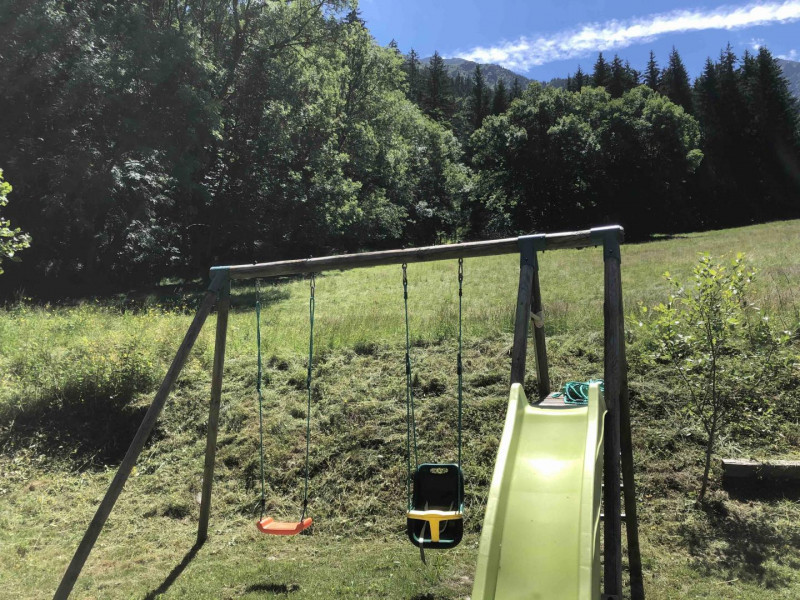 Balançoire et toboggan pour les plus jeunes - © Gîtes de France Balançoire et toboggan pour les plus jeunes
