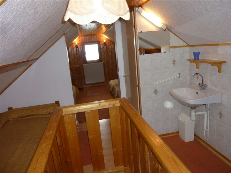 Chambre 5 bis, en sous pente avec 1 lit 1place et lavabo - © Gîtes de France Chambre 5 bis, en sous pente avec 1 lit 1place et lavabo