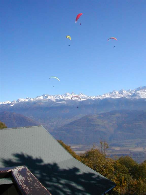 Très belle vue sur la Montagne et les parapentes depuis la Terrasse et le Jardin devant le Gîte - © Gîtes de France Très belle vue sur la Montagne et les parapentes depuis la Terrasse et le Jardin devant le Gîte