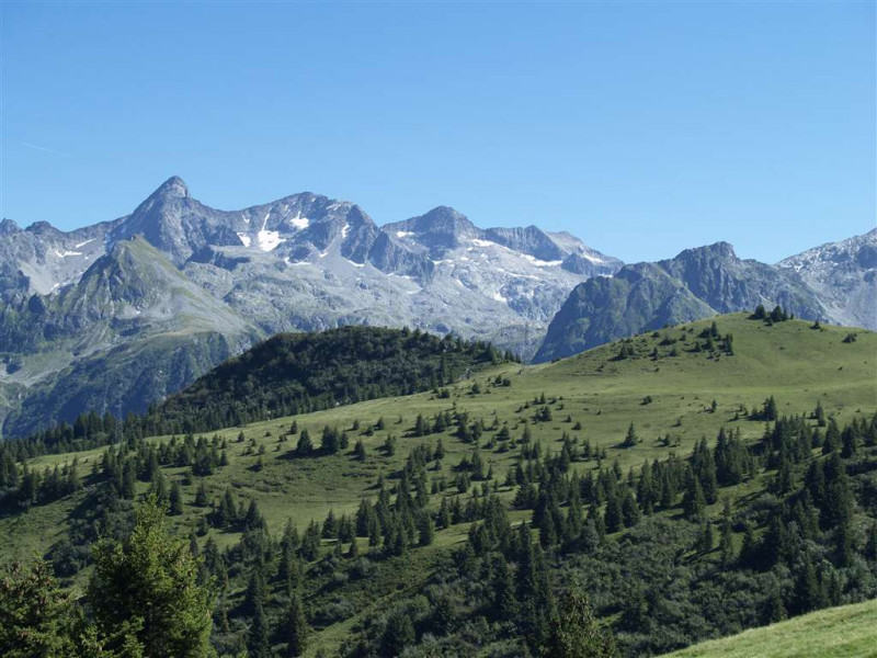 Vue sur le massif de Belledonne depuis les alpages du Pleynet