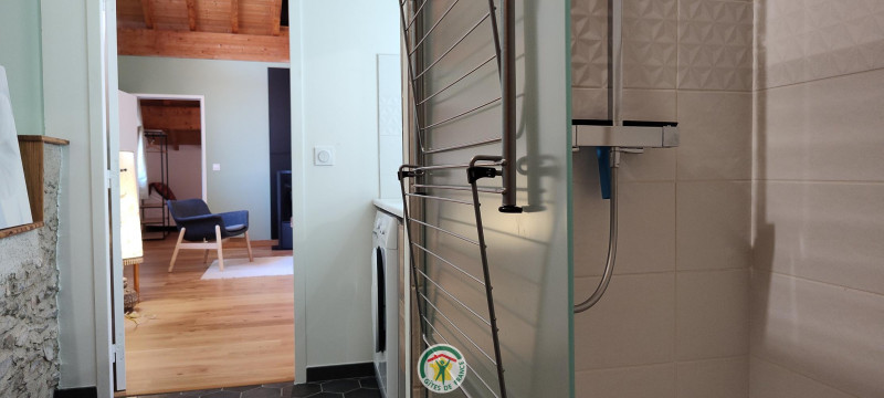 Salle de bain avec douche, WC et lave linge - © Gîtes de France Salle de bain avec douche, WC et lave linge