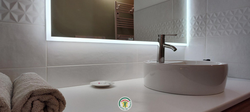 Salle de bain avec douche, WC et lave linge - © Gîtes de France Salle de bain avec douche, WC et lave linge