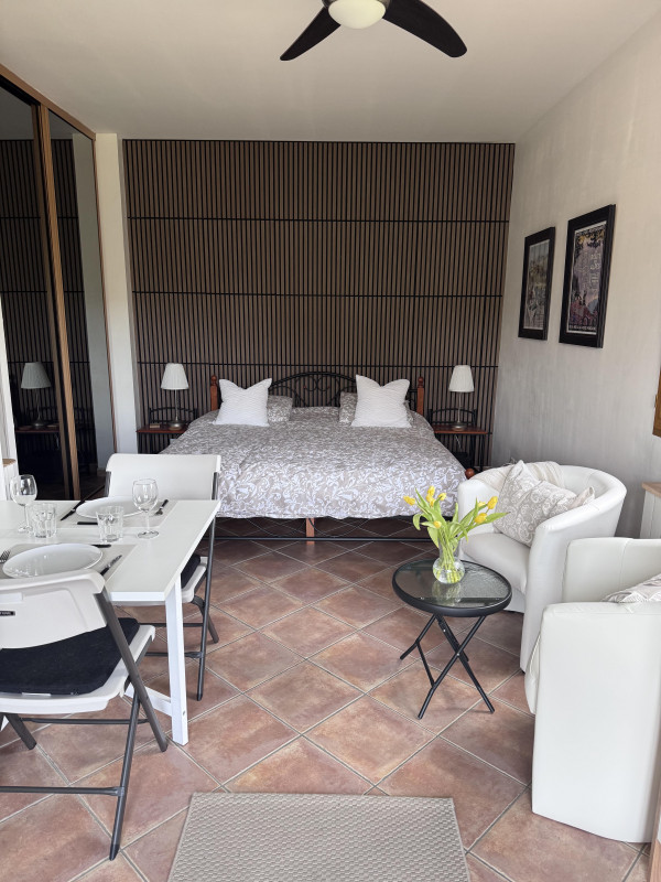 Studio lit king-size - studio Vieux Tilleul - Saint-Martin-d'Uriage - © Baker 2026 Studio lit king-size - studio Vieux Tilleul - Saint-Martin-d'Uriage