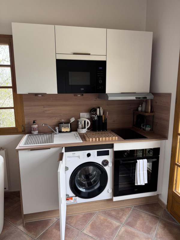 Cuisine neuve équipée avec lave-linge - studio Vieux Tilleul - Saint-Martin-d'Uriage - © Baker 2026 Cuisine neuve équipée avec lave-linge - studio Vieux Tilleul - Saint-Martin-d'Uriage