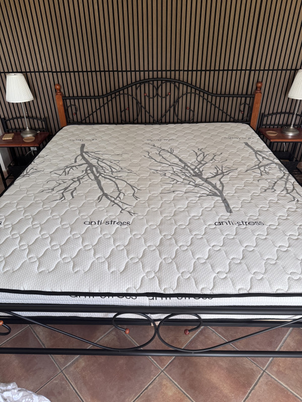 Matelas anti-stress king-size (180x200) - studio Vieux Tilleul - Saint-Martin-d'Uriage - © Baker 2026 Matelas anti-stress king-size (180x200) - studio Vieux Tilleul - Saint-Martin-d'Uriage