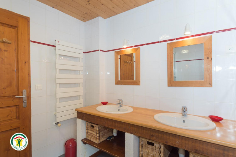 salle d'eau 2 à l'étage - © Gîtes de France salle d'eau 2 à l'étage