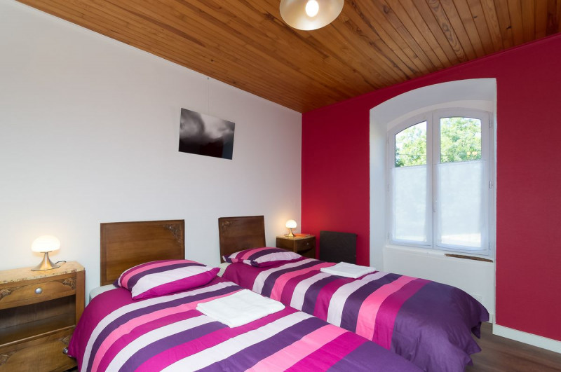 Chambre rose mode 2 lits jumeaux 80 x 200 - © Gîtes de France Chambre rose mode 2 lits jumeaux 80 x 200